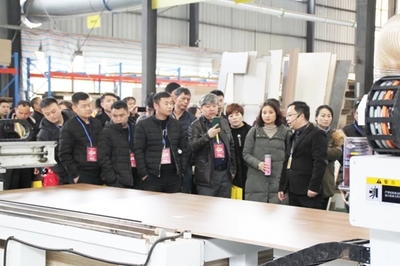 攜手共進(jìn)，智啟未來——達(dá)斐麗全屋定制五億戰(zhàn)略投資回饋暨會員服務(wù)升級私享會圓滿落幕